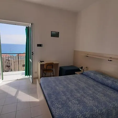 Holiday 3*